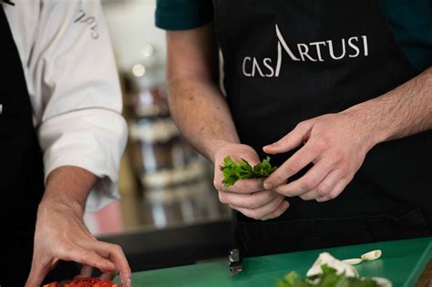 Matteo Perazza mentre lavora in cucina con lo chef Mauro Coseani