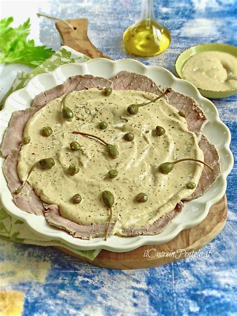 Piatto di vitello tonnato con salsa e capperi