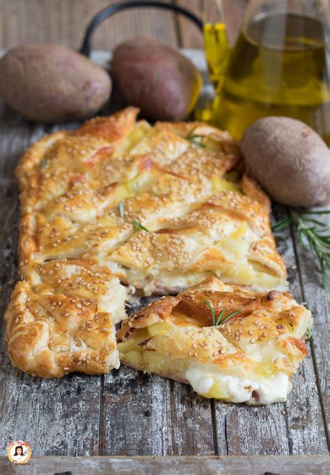 infografica con i passaggi per preparare la torta salata di pasta sfoglia, pancetta e mozzarella