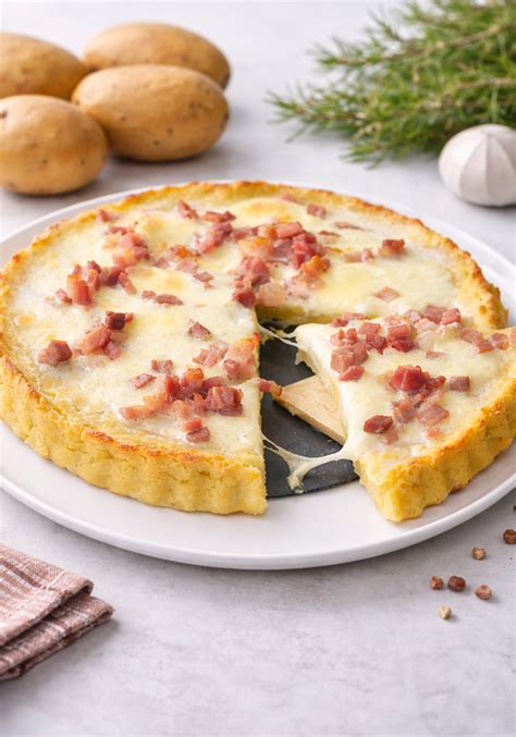 foto di una quiche dorata con pancetta e mozzarella filante, tagliata a spicchi
