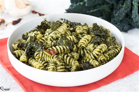 Schema dei passaggi per la preparazione della pasta con cavolo nero e ricotta
