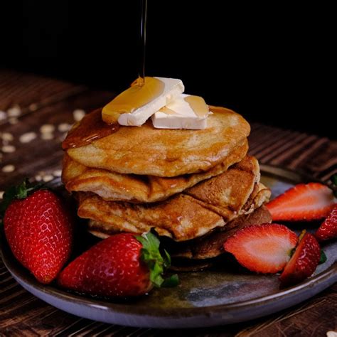 composizione di pancake proteici con burro di arachidi e frutta