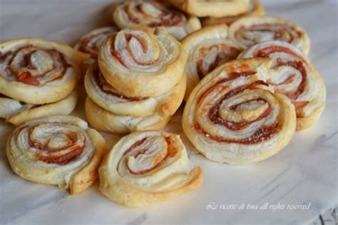 Composizione di diversi tipi di rustici salati con pasta sfoglia