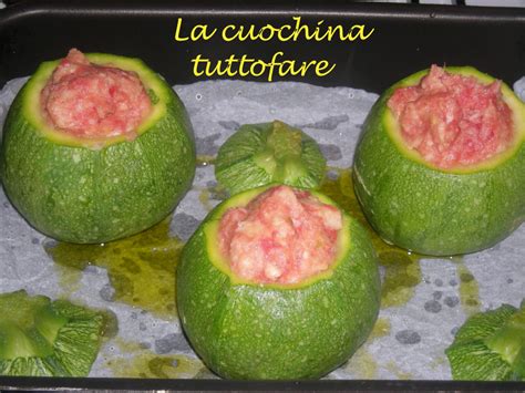 Infografica con gli ingredienti tipici per il ripieno delle zucchine tonde.