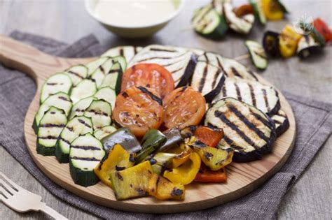 Piatto di verdure grigliate miste con diverse salse di accompagnamento