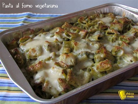 Immagine di una teglia di pasta al forno vegetariana appetitosa e dorata