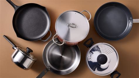 Set di pentole e casseruole di varie dimensioni, ideali per diverse preparazioni culinarie, da zuppe a salse.