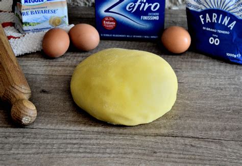 Schema che illustra la preparazione di una pasta a base di bicarbonato di sodio e acqua