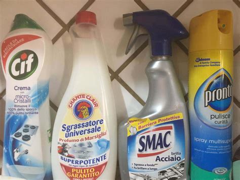 Immagine di diversi prodotti per la pulizia della plastica disponibili in commercio