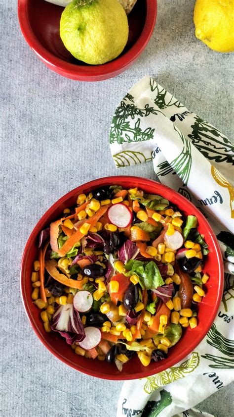 Insalata brasiliana colorata e fresca con mais e olive