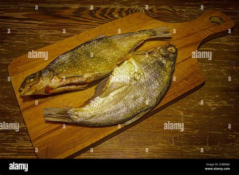Filetti di orata freschi su un tagliere di legno