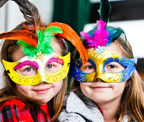 Bambini felici con maschere di Carnevale