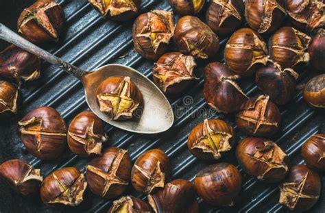 Primo piano di castagne fresche e arrostite