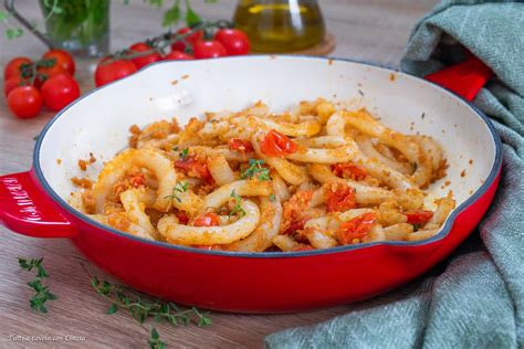 dettaglio degli anelli di totano cotti con pomodorini e olive