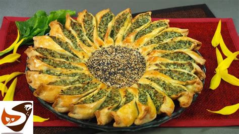 Una torta salata a forma di girasole.
