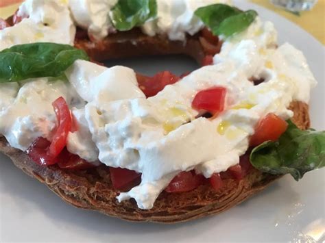 frisella con pomodorini freschi e basilico su un piatto di portata