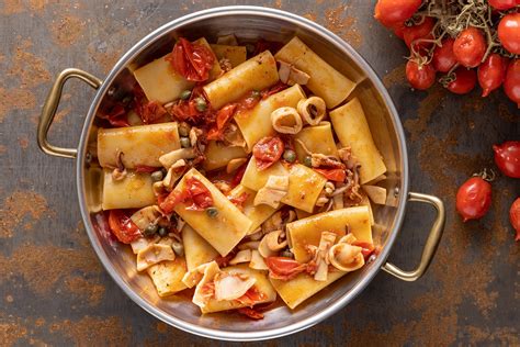 Ingredienti freschi per il ripieno di paccheri