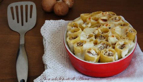 Pirofila di paccheri ripieni pronti per essere infornati