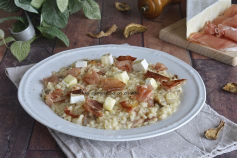 Ingredienti principali per il risotto: pere, speck, brie, scalogno, riso Carnaroli
