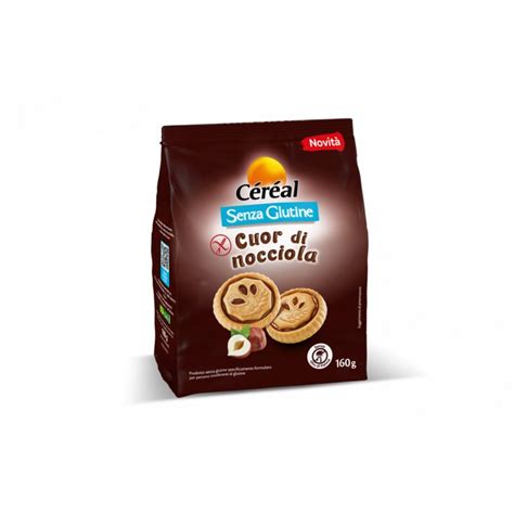 Immagine di una confezione di biscotti Céréal Cuor di Nocciola, con alcuni biscotti disposti attorno, mettendo in risalto il ripieno cremoso di nocciola.