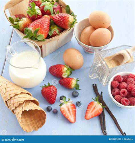 Ingredienti freschi per la preparazione del gelato biscotto