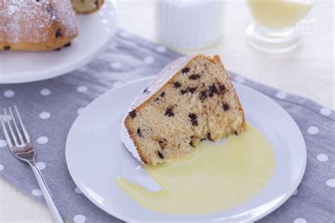 Composto di panna, latte condensato e gocce di cioccolato pronto per essere utilizzato