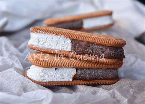 Assemblaggio dei biscotti gelato con il ripieno di crema