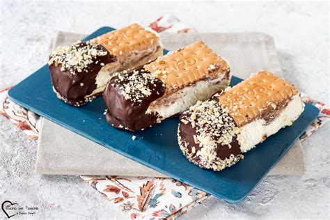 Gelati biscotto finiti e decorati con codetta di cioccolato