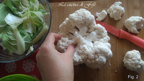 Cimette di cavolfiore che vengono schiacciate per creare una crema grossolana