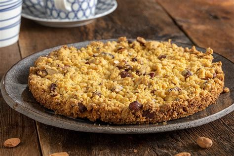 un primo piano della torta sbrisolona con le sue caratteristiche briciole grosse e dorate