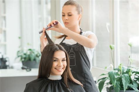 Un gruppo di donne che si fanno acconciare i capelli in un salone moderno.