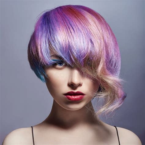 Primo piano di capelli dai colori vivaci, risultato di una colorazione professionale.