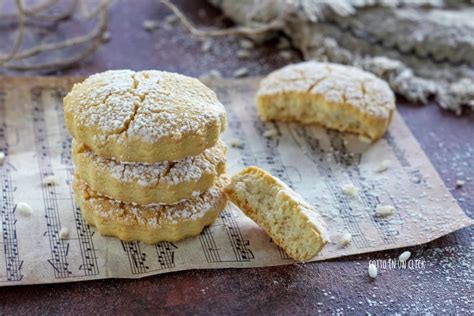 Immagine di biscotti fatti in casa con farina di quinoa, dall'aspetto invitante e dorato