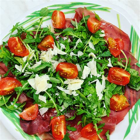bresaola con rucola, grana e pomodorini