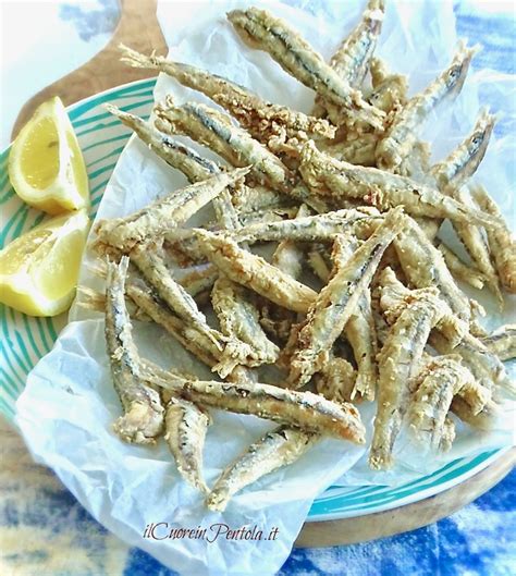 Acciughe fritte dorate e croccanti servite su un piatto