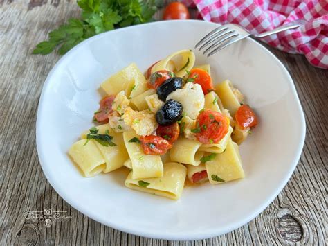 Ingredienti freschi per la pasta con baccalà e olive taggiasche
