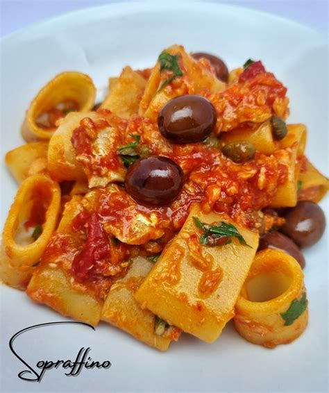 Paccheri mantecati nel sugo di baccalà in una padella