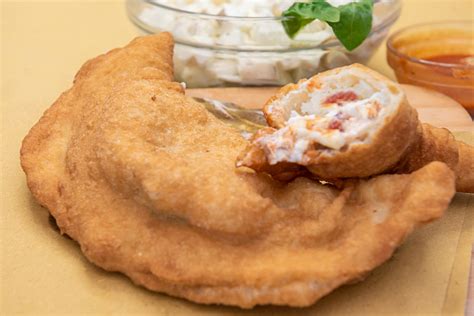 Illustrazione di una pizza fritta napoletana a forma di mezzaluna con ripieno visibile