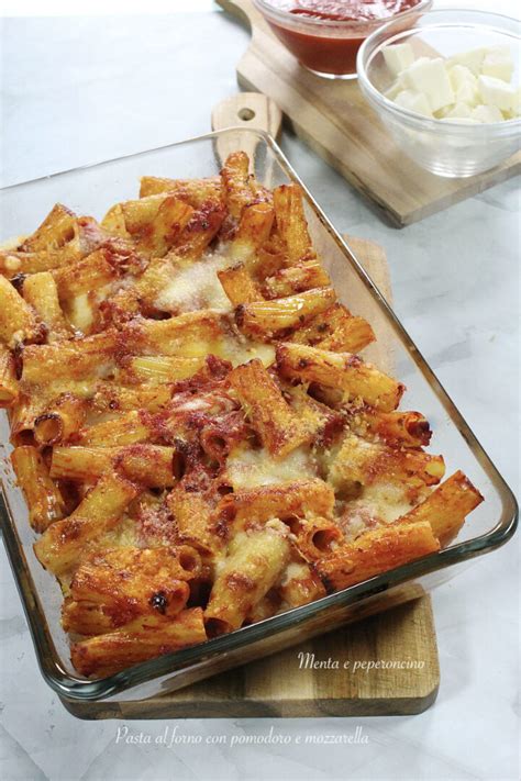 Immagine di piccoli bocconcini di pasta fritta conditi con pomodoro e mozzarella