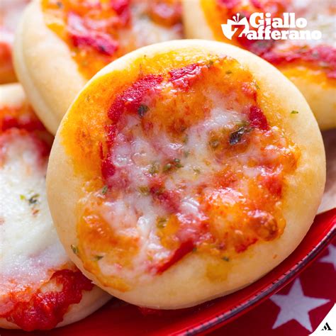 Immagine di pizzette fritte a mezzaluna dorate
