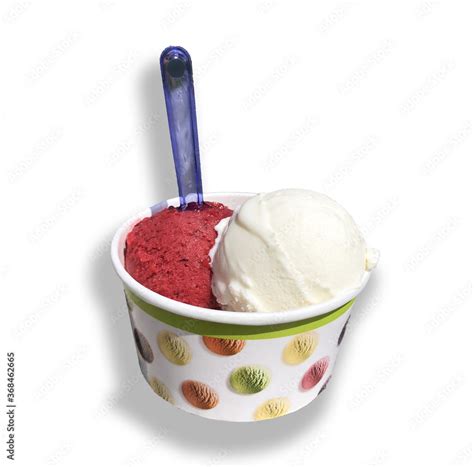 Coppetta di gelato artigianale con gusti assortiti