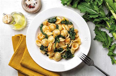 Tavolata conviviale con piatti del sud Italia