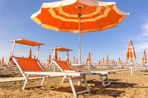 Spiaggia privata con lettini e ombrelloni in stile Bellini