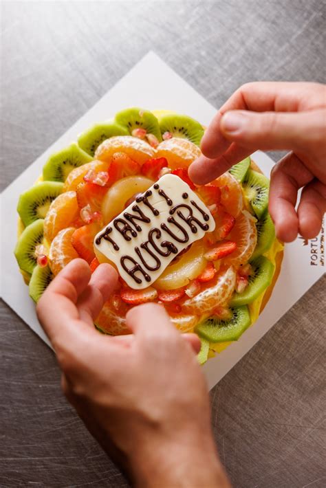 Torta personalizzata e biscotti decorati da Tropical Maldestro