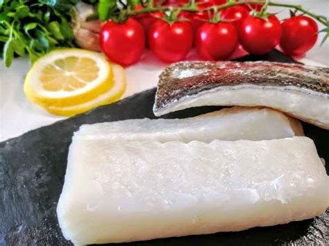 Filetti di baccalà immersi nella pastella dorata prima della frittura