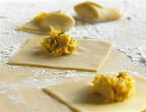 Una ciotola con gli ingredienti freschi per il ripieno dei ravioli: carne macinata, verdure tritate, zenzero e spezie.
