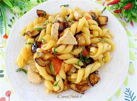 Immagine di un piatto di pasta con pesce spada e melanzane