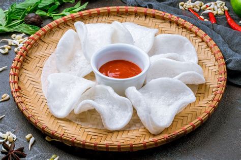 Piatto di nuvole di drago croccanti servite con ciotolina di salsa agrodolce