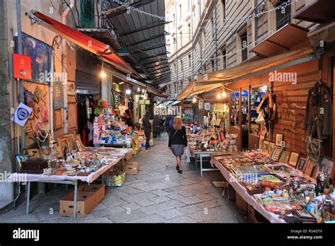 Un'immagine suggestiva del mercato della Vucciria a Palermo, con bancarelle colorate di frutta e verdura.
