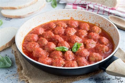 Processo di cottura delle polpette di farro al sugo con aggiunta di mozzarella Galbani.